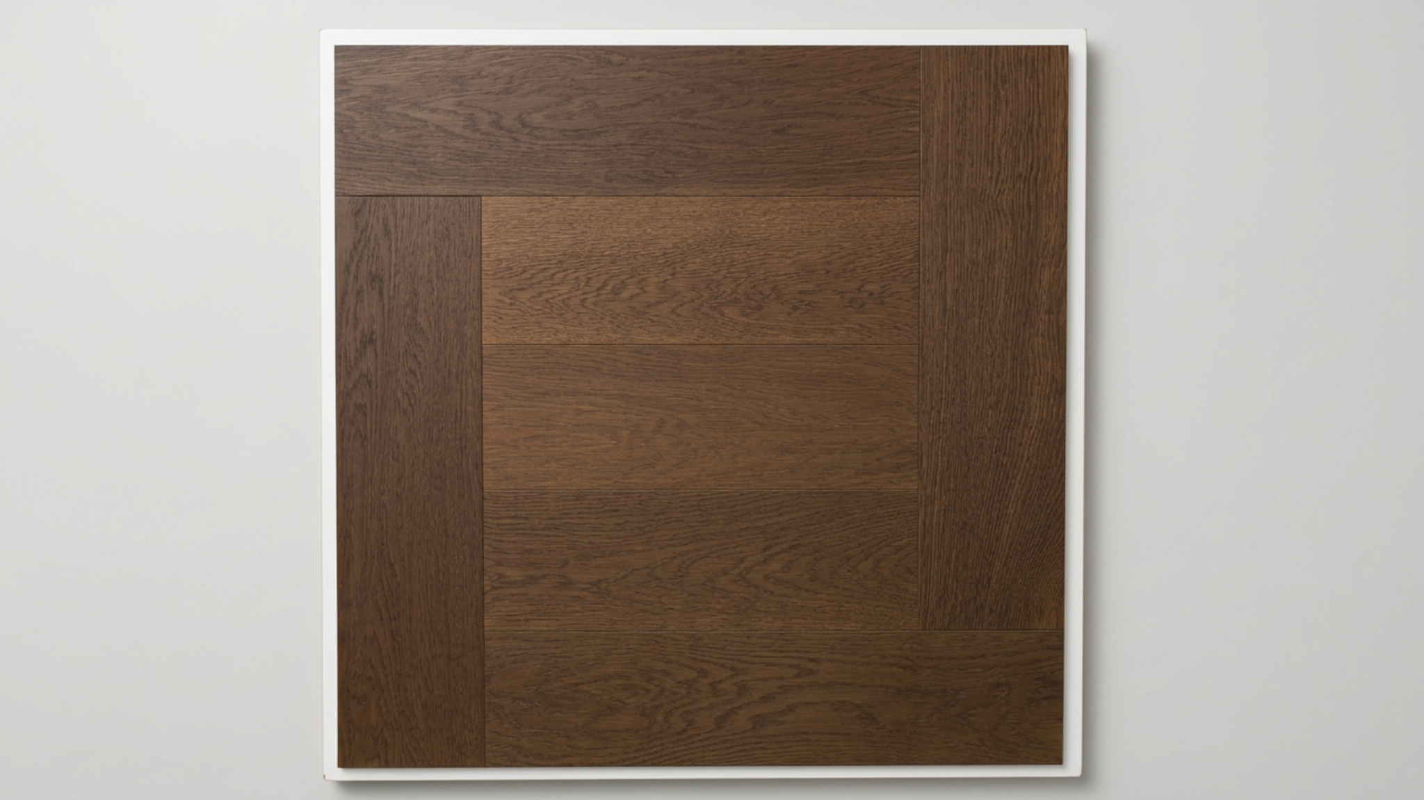 Panneau encadré foncé.